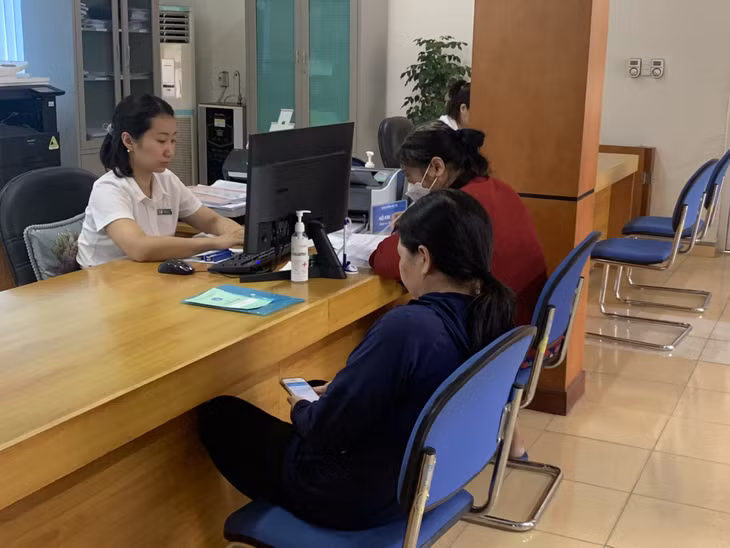 Cán bộ làm các thủ tục cấp GCNQSDĐ cho người dân tại Trung tâm Hành chính công huyện Vân Đồn.