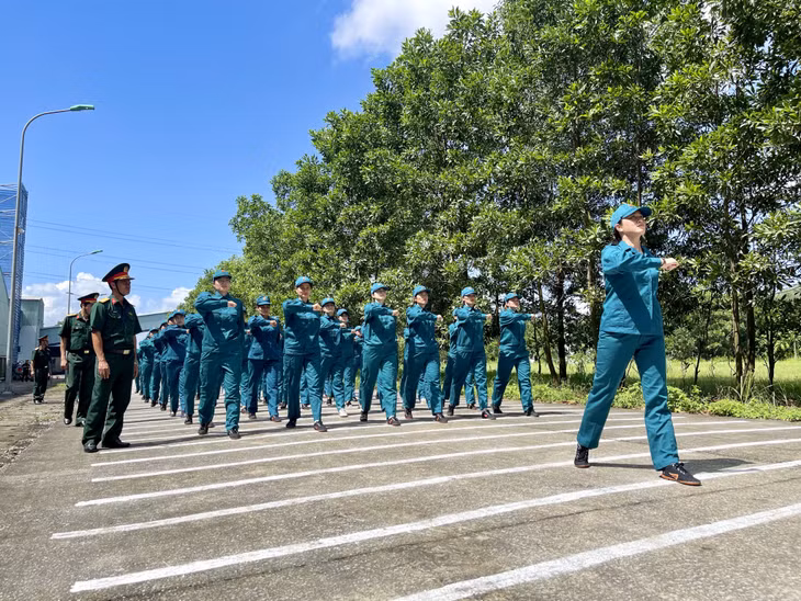Lực lượng nữ dân quân tự vệ TP Uông Bí luyện tập diễu binh dưới thời tiết nắng nóng.