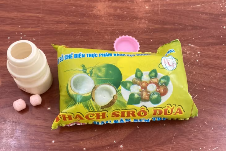 Thạch si rô dừa và kẹo ngậm mà các học sinh đã ăn rồi bị ngộ độc sau đó. Ảnh: Đơn vị cung cấp.