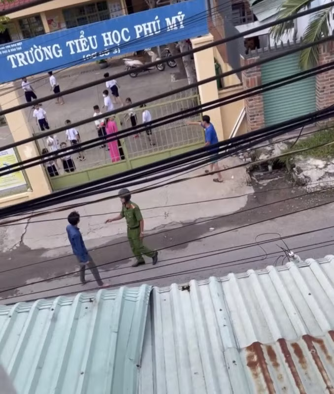 Công an đang tiếp cận đối tượng "múa" dao.
