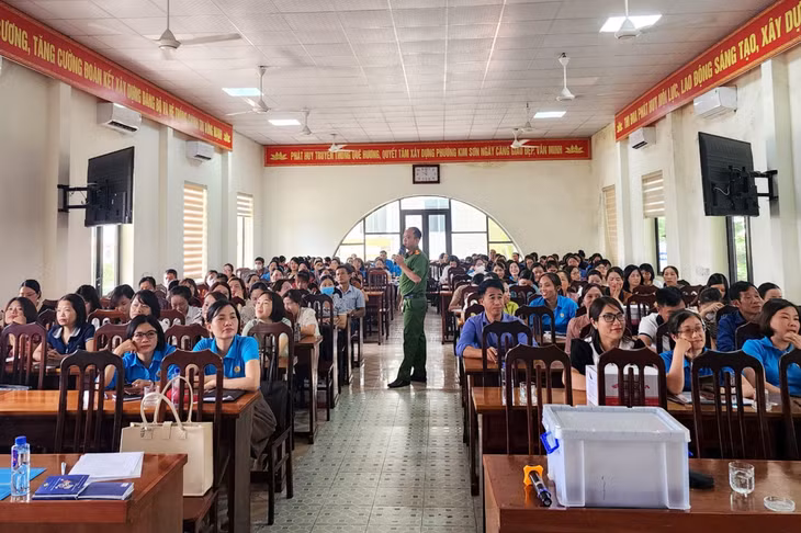 Công nhân, người lao động được tuyên truyền các kiến thức cơ bản để phòng chống tội phạm.