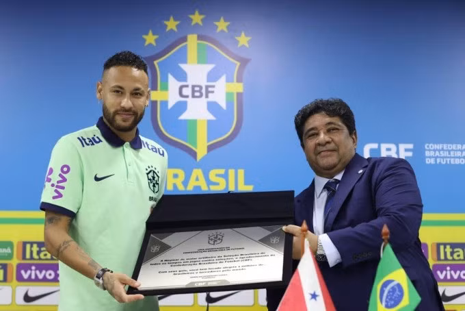 Neymar nhận chứng nhận kỷ lục ghi bàn cho tuyển Brazil từ chủ tịch CBF ngày 9/9. Ảnh: CBF