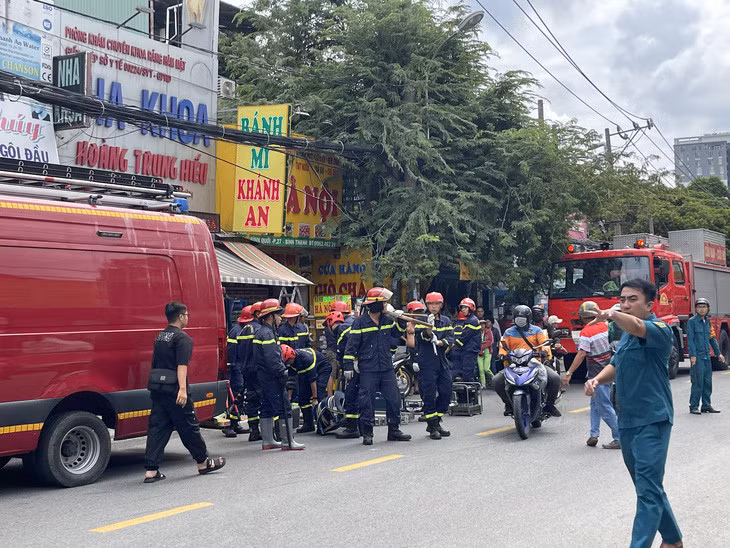 Lực lượng chức năng triển khai cứu hộ - Ảnh: N.V.