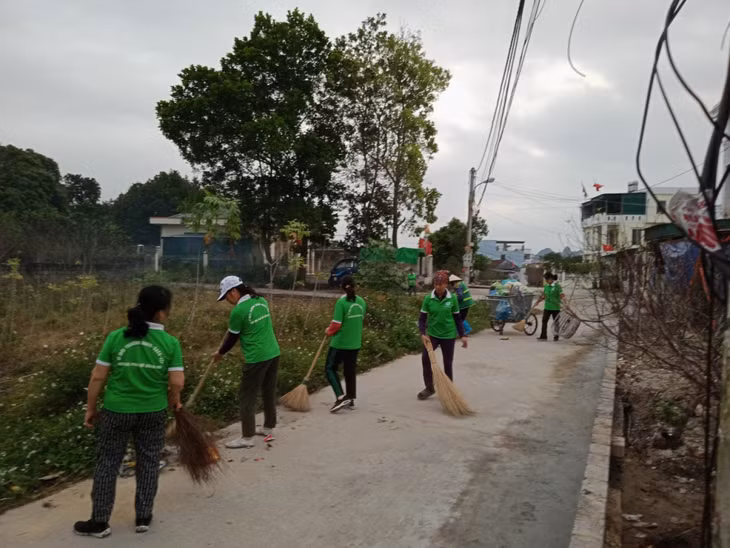 Hội viên Hội LHPN xã Đông Xá (huyện Vân Đồn) ra quân dọn dẹp vệ sinh môi trường trên địa bàn.