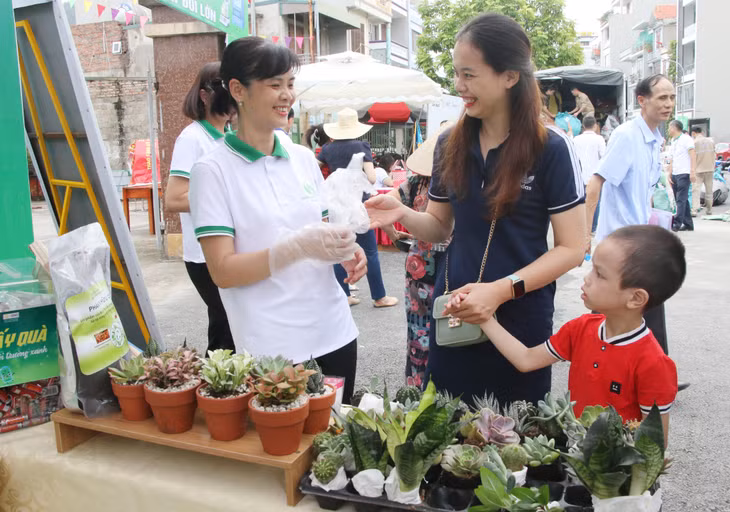 Người dân hào hứng tham gia đổi pin lấy cây xanh của Chi cục Bảo vệ môi trường tại chương trình Tuyên truyền thúc đẩy phân loại rác tại nguồn, vì một môi trường xanh không có rác.
