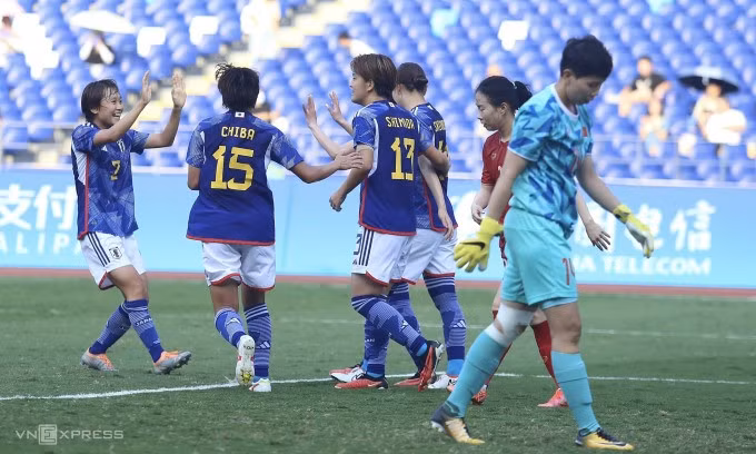 Các cầu thủ Nhật Bản chia vui với nhau sau bàn nâng tỷ số lên 2-0 trong trận đấu Việt Nam.