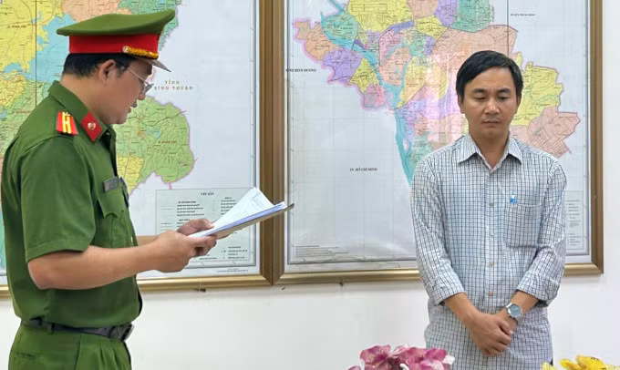 Nguyễn Văn Nhật Huy (phải) lúc bị bắt. Ảnh: Thái Hà