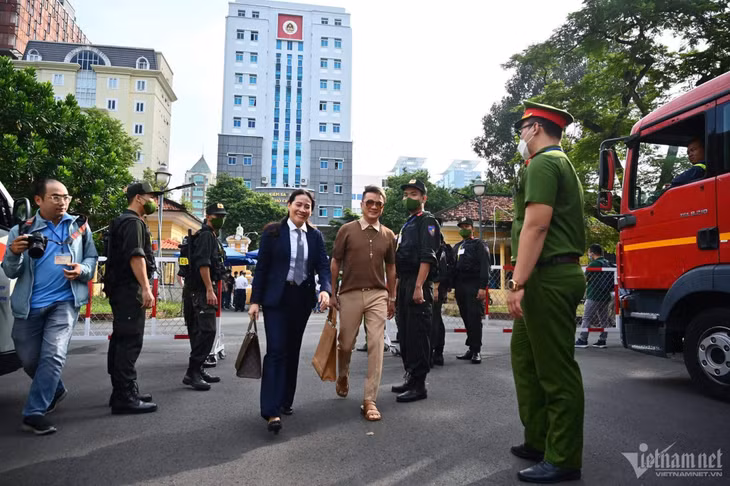...và ca sĩ Đàm Vĩnh Hưng đến dự phiên tòa với tư cách người có quyền lợi nghĩa vụ liên quan