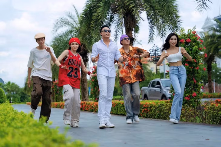 Ca sĩ Tô Minh Thắng (giữa) và các nghệ sĩ trẻ trong MV "Khúc samba nơi Rồng hạ".