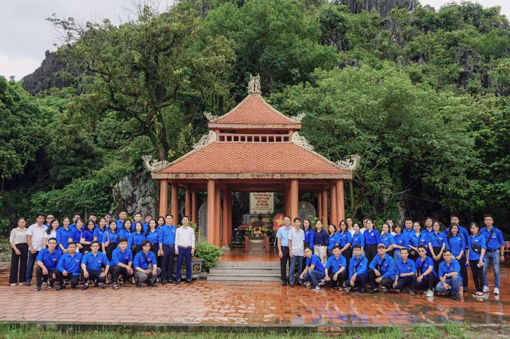 Đoàn Khối các cơ quan và doanh nghiệp tỉnh đến thăm di tích hang 73, Núi Canh, xã Yên Đức, TX Đông Triều (tháng 8/2023). Ảnh: Đỗ Quang