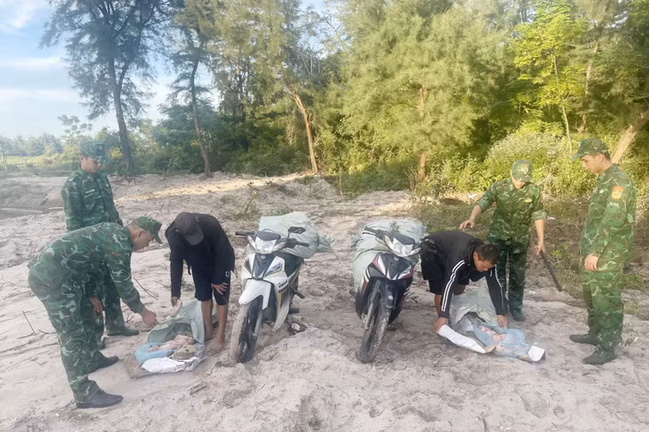 Hai đối tượng vận chuyển chân lợn không rõ nguồn ngốc, xuất xứ bị lực lượng BĐBP phát hiện, bắt giữ.