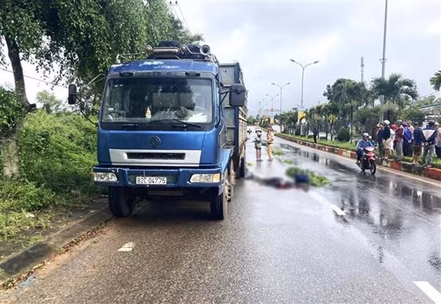 Kon Tum: Xe may va cham oto tai, hai vo chong tu vong tai cho hinh anh 1