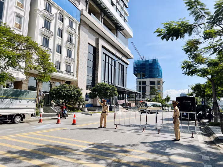 Chốt cấm đường trên đường Hạ Long.