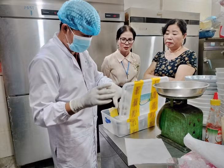 Cơ quan chức năng kiểm tra cơ sở bánh mì Phượng tại Hội An. Ảnh: Sở Y tế.
