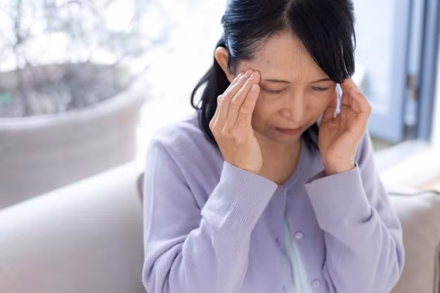 Đau đầu do thay đổi thời tiết là một tình trạng khá phổ biến, có thể xảy ra ở mọi lứa tuổi.