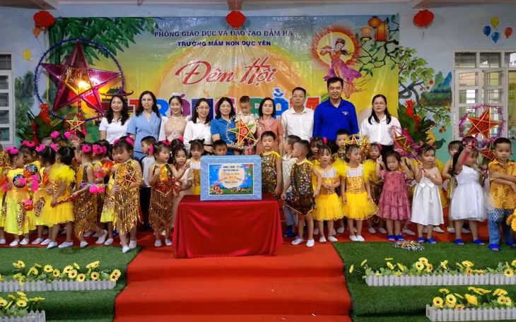 Đồng chí Đỗ Thị Ninh Hường, Bí thư Huyện ủy tặng quà trung thu các cháu trường MN Dực Yên.