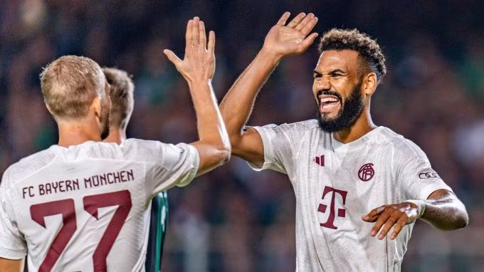 Choupo-Moting (phải) mừng bàn thắng trong trận thắng Preussen Muenster tối 26/9. Ảnh: Imago