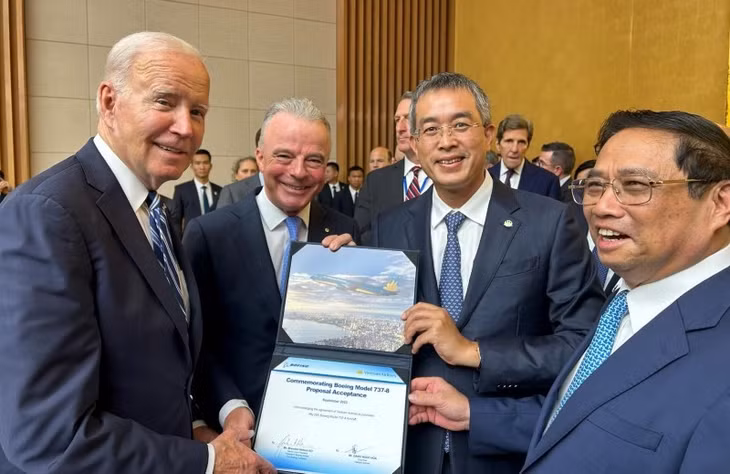 Lãnh đạo Vietnam Airlines và Boeing chụp ảnh lưu niệm cùng Thủ tướng Phạm Minh Chính và Tổng thống J. Biden về bản ghi nhớ chào bán 50 máy bay Boeing 737 MAX.
