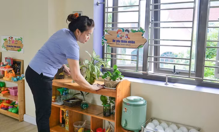 Giáo viên Trường Mầm non quốc tế thiếu nhi 1/6 ICP (phường Cẩm Sơn, TP Cẩm Phả) vệ sinh phòng học, chuẩn bị cho ngày khai giảng năm học 2023-2024. (Ảnh: Nhà trường cung cấp)
