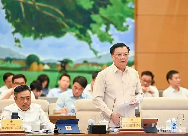 Bí thư Thành ủy Hà Nội Đinh Tiến Dũng giải trình, làm rõ một số nội dung. (Ảnh: DUY LINH)