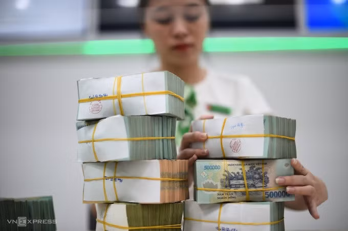 Giao dịch tại một ngân hàng thương mại: Ảnh: Thanh Tùng