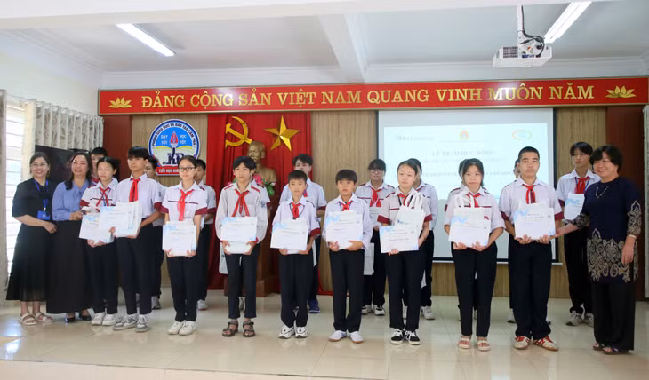 Các bạn học sinh có hoàn cảnh khó khăn, có tinh thần vươn lên đạt thành tích học tập tốt của Trường THCS Cửa Ông được nhận học bổng.