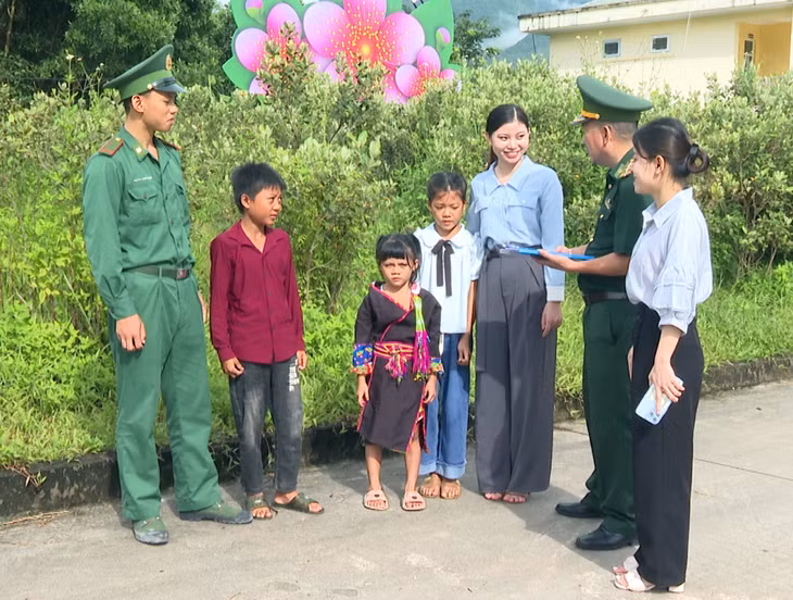 Cán bộ chiến sĩ Đồn Biên phòng Pò Hèn đến thăm hỏi, động viên các cháu học sinh nhân dịp năm học mới tháng 9/2023 tại Trường TH&THCS xã Hải Sơn (TP Móng Cái).