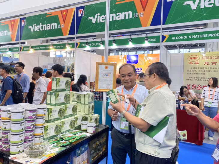 Rất nhiều sản phẩm phong phú, đa dạng được trưng bày tại hội chợ Trung Quốc – Asean lần thứ 20, thu hút du khách thăm quan, mua sắm.
