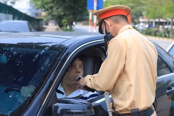 Lực lượng cảnh sát giao thông kiểm tra nồng độ cồn với tài xế. Ảnh: Hoài Anh