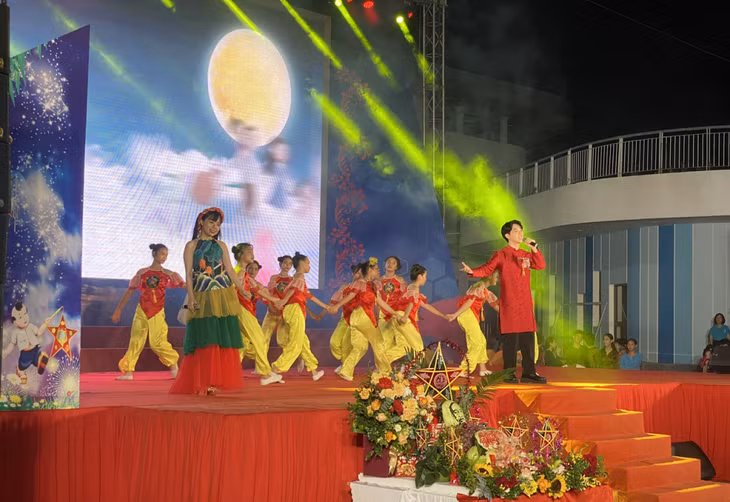 Các tiết mục văn nghệ tại đêm trăng rằm.