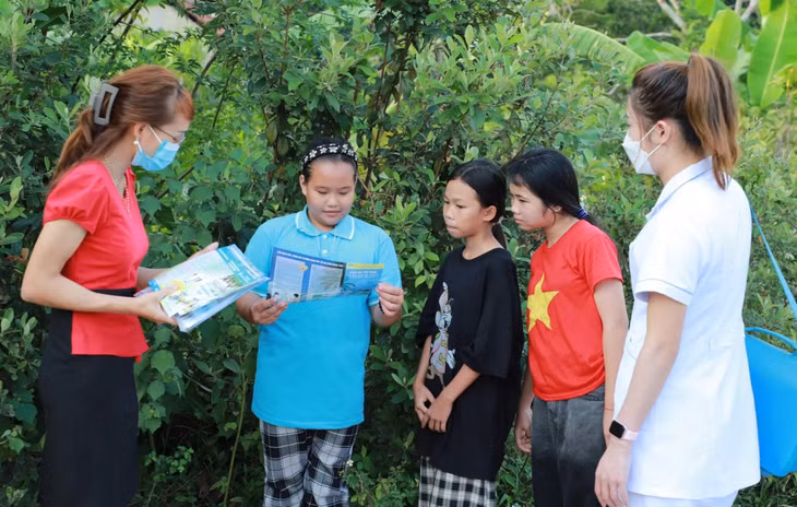 Cán bộ dân số xã Quảng Lâm (huyện Đầm Hà) tuyên truyền về SKSS cho trẻ trong độ tuổi vị thành niên, thanh niên.