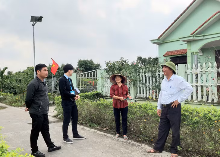 Cán bộ UBND xã Hồng Thái Đông (TX Đông Triều) phối hợp cùng các đoàn thể vận động nhân dân tích cực tham gia xây dựng nông thôn mới. Ảnh:Thanh Hoa