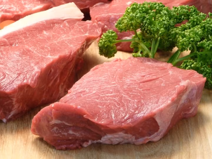 Gân bò, bắp chân sau, gân chân sau, bắp chân trước, gân chân trước và thăn bò là phần thịt tốt nhất cho sức khoẻ. (Ảnh minh hoạ)
