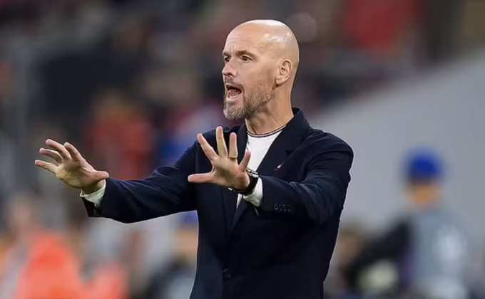 HLV Ten Hag chỉ đạo các cầu thủ Man Utd trong trận đấu Bayern ở trận ra quân Champions League hôm giữa tuần. Ảnh: AFP