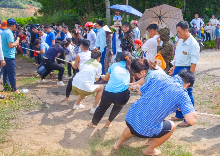 Những trò chơi dân gian đã thu hút rất nhiều du khách đến với phiên chợ.