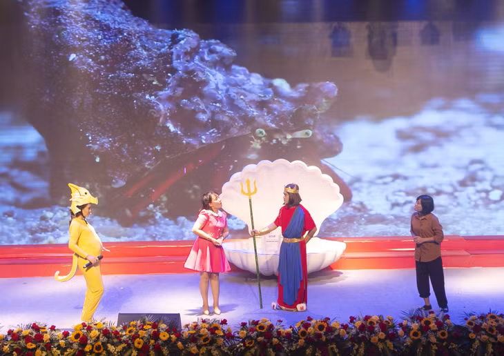 Phần thi sân khấu của đội thi Đảng bộ huyện Cô Tô với tiểu phẩm "Thần Biển học cách làm giàu".