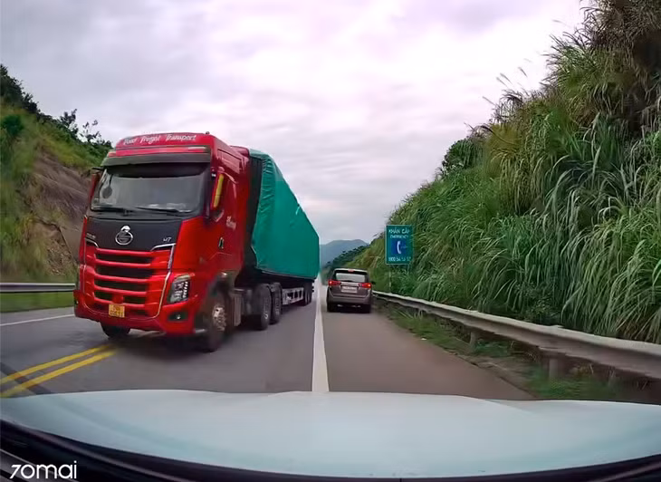Chiếc xe container lấn làn, vượt ẩu suýt gây tai nạn trên cao tốc Nội Bài - Lào Cai. Ảnh cắt từ clip