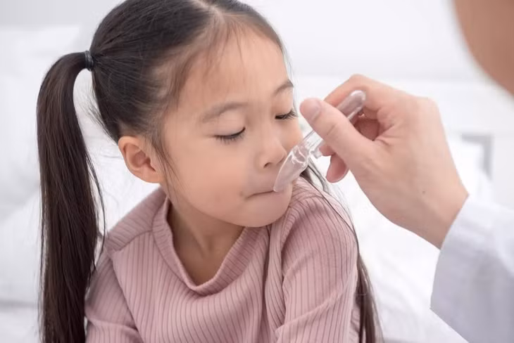 Nếu con bạn xuất hiện phản ứng khi dùng thuốc kháng sinh hoặc ngay sau khi ngừng sử dụng thuốc kháng sinh, hãy báo cho bác sĩ nhi khoa biết. (Ảnh: ITN)