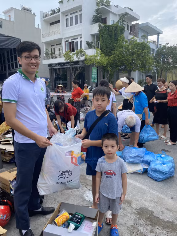 Nhiều trẻ em cũng háo hức mang rác đến để tham gia chương trình.