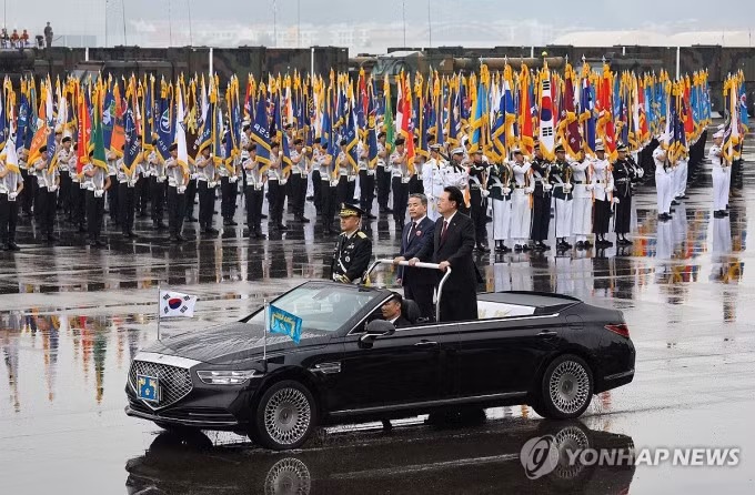 Tổng thống Hàn Quốc Yoon Suk-yeol tại căn cứ không quân ở thành phố Seongnam, tỉnh Gyeonggi, phía nam thủ đô ngày 26/9. Ảnh: Yonhap