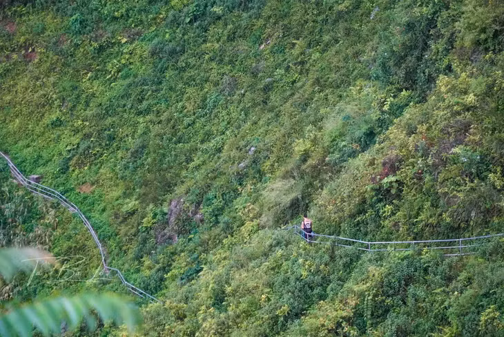 Cung đường hiking đến “vách đá trắng”. Ảnh: Ta Ba Lô