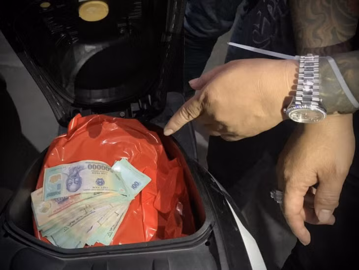 Tiền của các con bạc cất trong cốp xe.