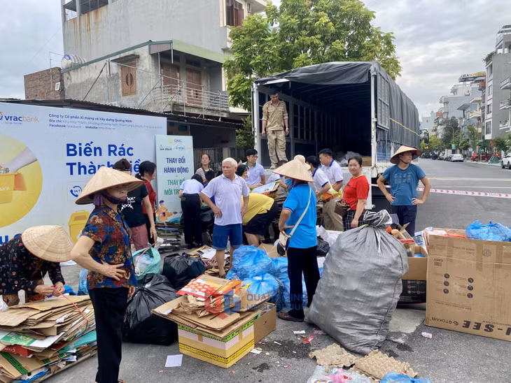 Nhiều người dân phường Hồng Hà đã mang rác đến để tham gia mô hình Vracbank – Gửi rác rút tiền của Công ty CP Xi măng và Xây dựng Quảng Ninh.
