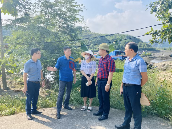 Đoàn kiểm tra của Ban Thường vụ Thành ủy Hạ Long thực tế tại khu vực bến Cái Xà Cong (phường Hà Phong).