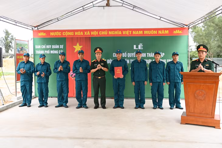 Đại tá Nguyễn Quang Hiến, Phó Bí thư Thường trực Đảng ủy, Chính ủy Bộ CHQS tỉnh Quảng Ninh, trao Quyết định thành lập tiểu đội Dân quân thường trực phường Trà Cổ (TP Móng Cái).