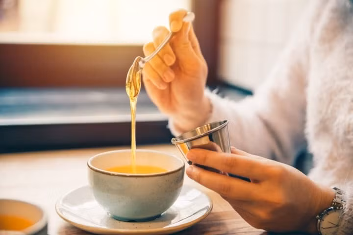 Mật ong được xem là món quà quý của thiên nhiên dành cho con người. (Ảnh: Shutterstock/Tracybee)