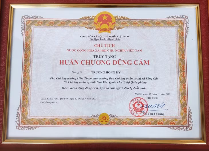 Ngày 2/9, Chủ tịch nước Võ Văn Thưởng đã ký Quyết định số 1011/QĐ-CTN truy tặng Huân chương dũng cảm cho Trung tá Trương Hồng Kỳ.