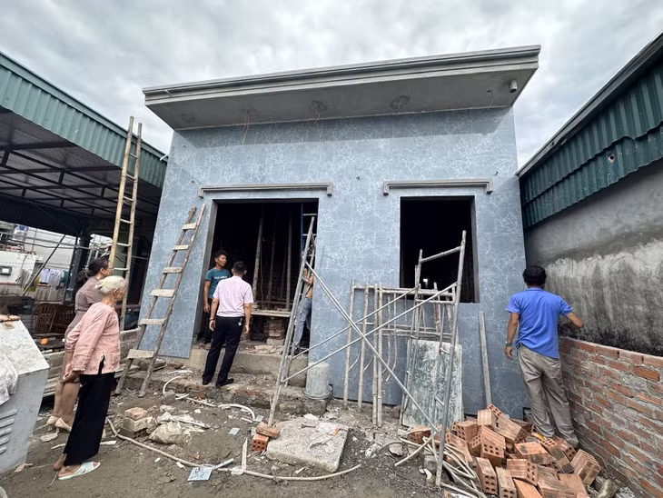 Ngôi nhà của gia đình anh Vũ Văn Sạch (khu 4, phường Phong Hải, TX Quảng Yên) đang được hoàn thiện nhờ nguồn tiền được hỗ trợ từ chương trình xóa nhà tạm.
