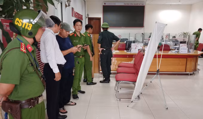 Cảnh sát khám nghiệm hiện trường. Ảnh: Ý Phương
