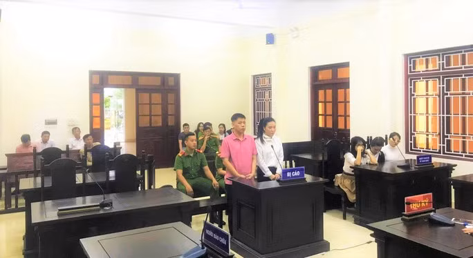 Lê Toàn và Trần Thị Nhung tại phiên toà xét xử sơ thẩm.